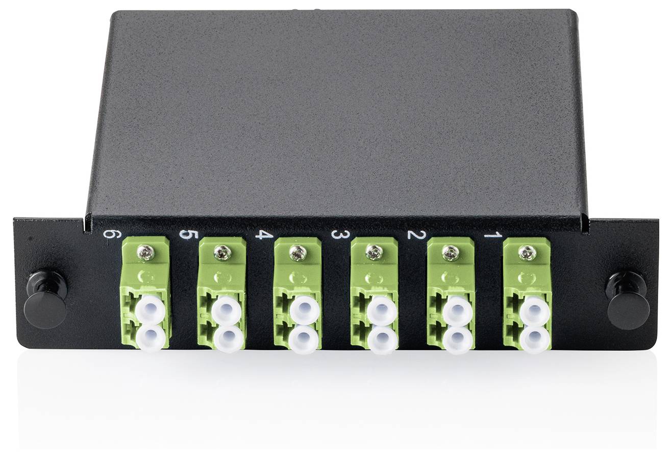 Ein schwarzes Glasfasernetzwerk-Panel mit sechs grünen Steckverbindern, nummeriert von 1 bis 6.