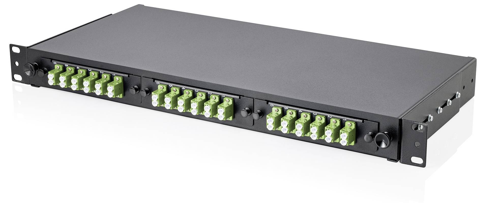 'In ein Rack eingebautes Glasfaser-Patchfeld mit mehreren grünen Steckerports, wird für Netzwerk- oder Telekommunikationsverbindungen verwendet.'