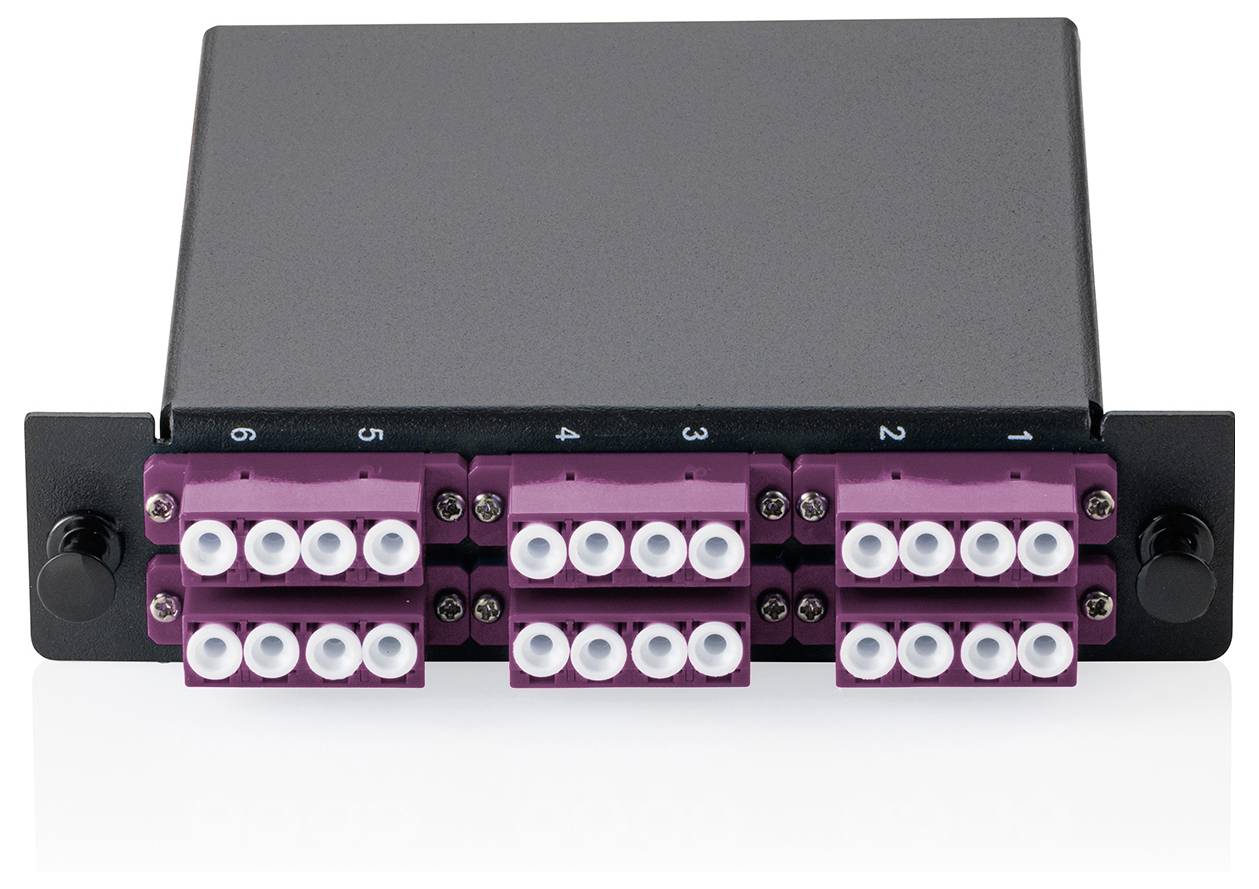Patchpanel mit acht LC-Duplex-Adaptern in einem rechteckigen, schwarzen Gehäuse, entwickelt für die Verwaltung von Glasfaserkabeln.