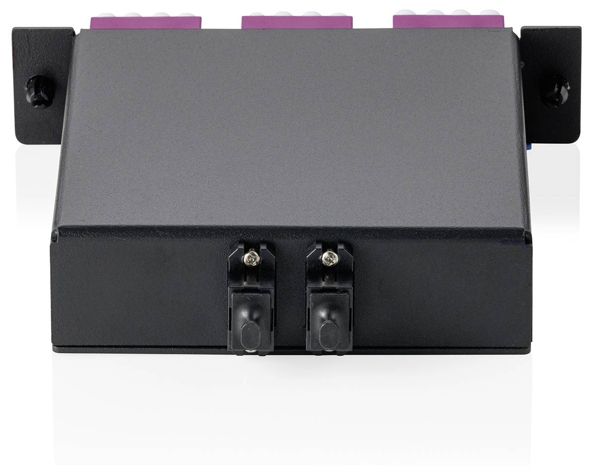Schwarze Befestigungsklammer für zwei MPO/MTP-Module, dargestellt mit zwei Lichtwellenleitanschlüssen auf der Frontplatte.