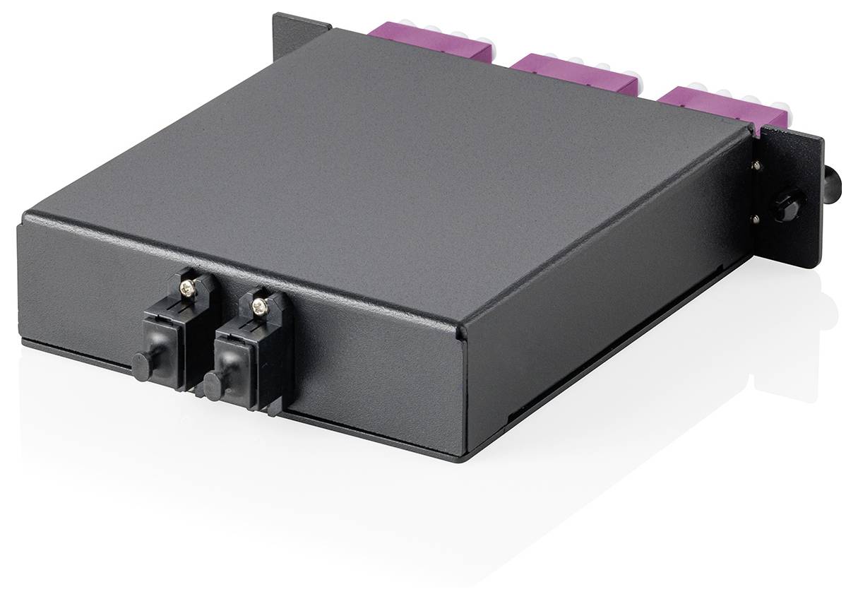 Ein schwarzes, rechteckiges elektronisches Gerät mit zwei Steckverbindungen an der Vorderseite und Kabelverbindungen an der Rückseite, das für Netzwerkzwecke verwendet wird.