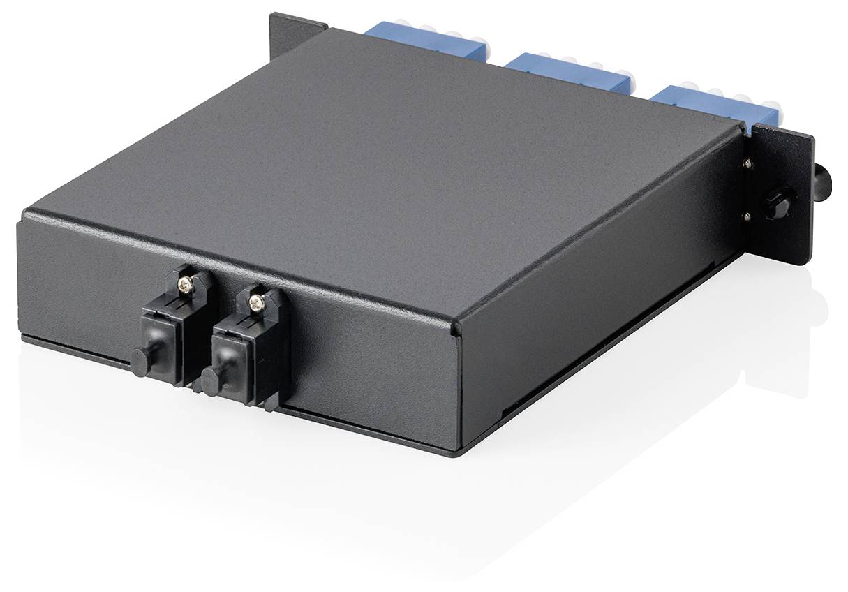 Ein schwarzes, rechteckiges elektronisches Gerät mit mehreren blauen und weißen Anschlüssen oben und Kabelverbindern an der Vorderseite.