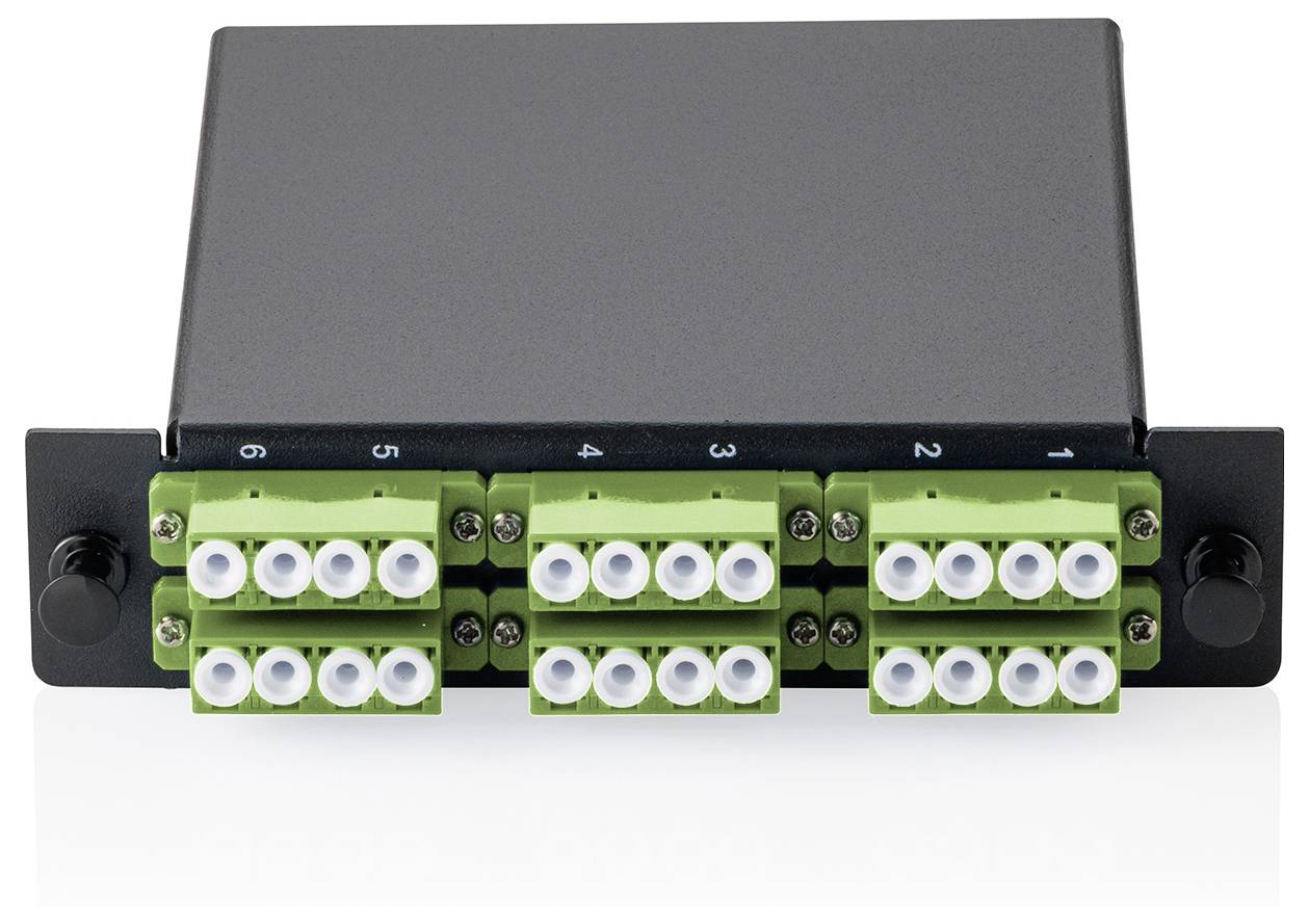 Leeres schwarzes Serverrack von oben, das Montageklammern und Schraubenlöcher an den Seiten für die Hardwareinstallation zeigt.