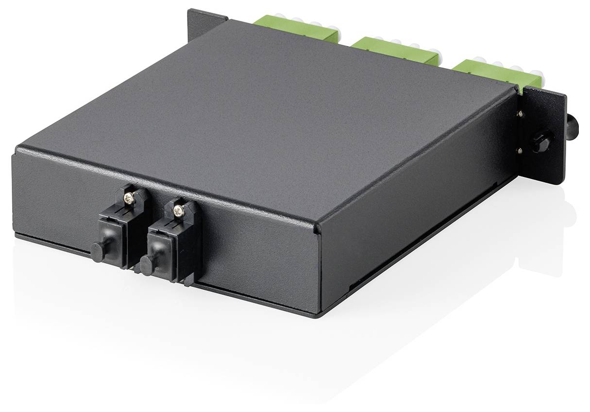 Ein schwarzes elektronisches Gerät mit zwei grünen Anschlussblöcken auf der Rückseite und zwei Steckverbindern an der Vorderseite, vermutlich für Netzwerk- oder Stromversorgungsanwendungen.