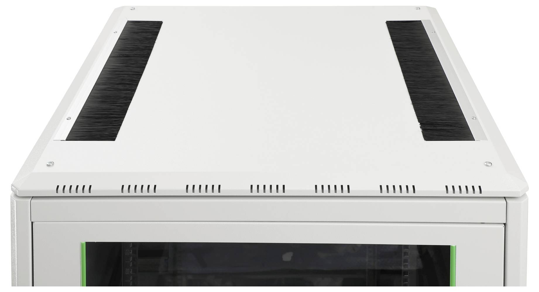 Weiße Serverrack-Schrankoberfläche mit Belüftungsschlitzen und schwarzen Kabeleinführungsbürsten.