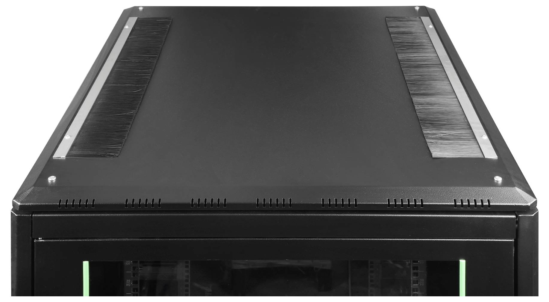 Ein schwarzes Computer-Servergestell, von oben betrachtet, mit zwei gebürsteten Metallstreifen und einer großen Oberfläche, was auf einen hochkapazitiven Speicher hindeutet.
