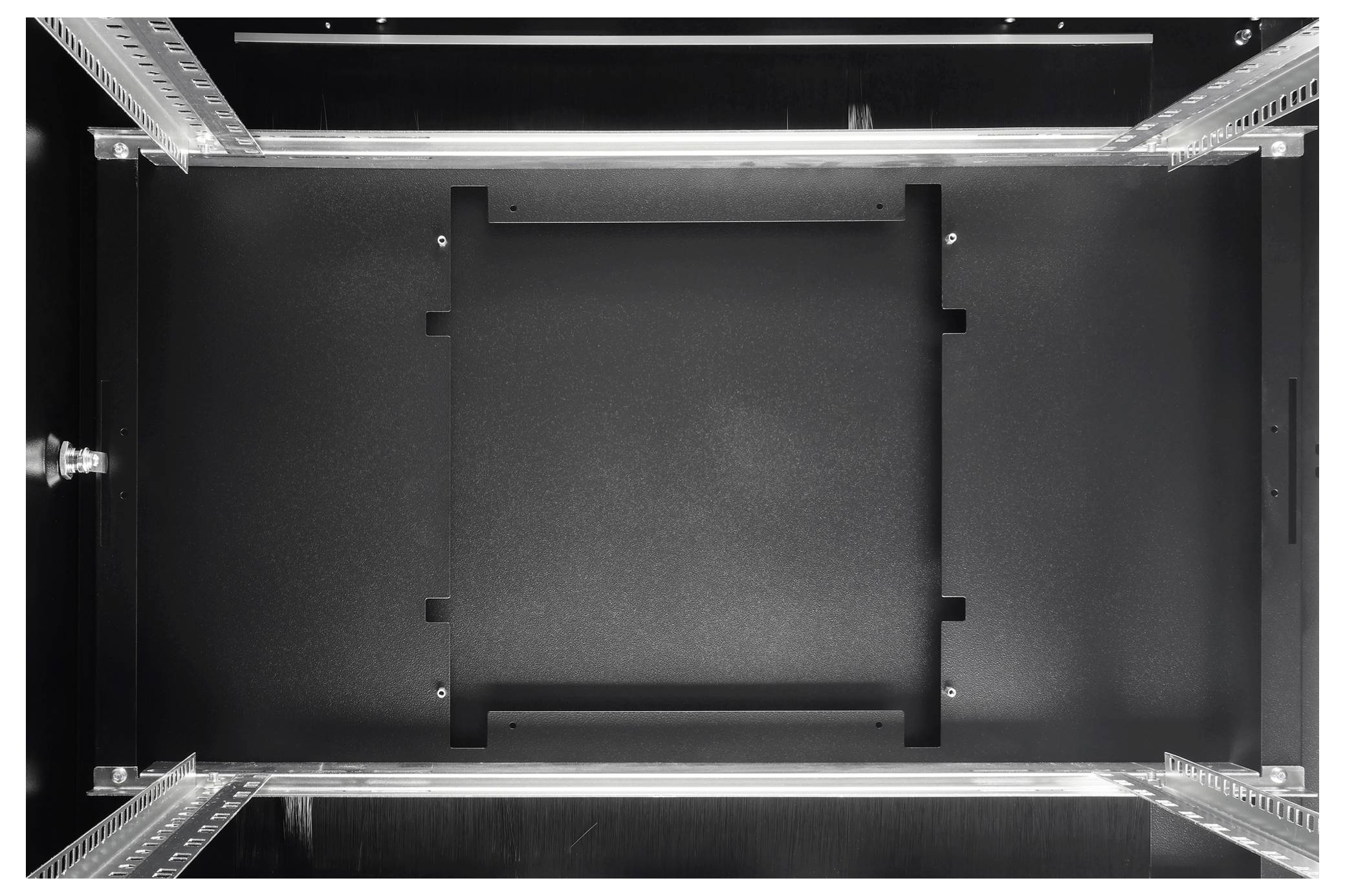 Leeres schwarzes Computerserver-Rack von oben betrachtet, das Metallrahmen und Schienen ohne installierte Ausrüstung zeigt.