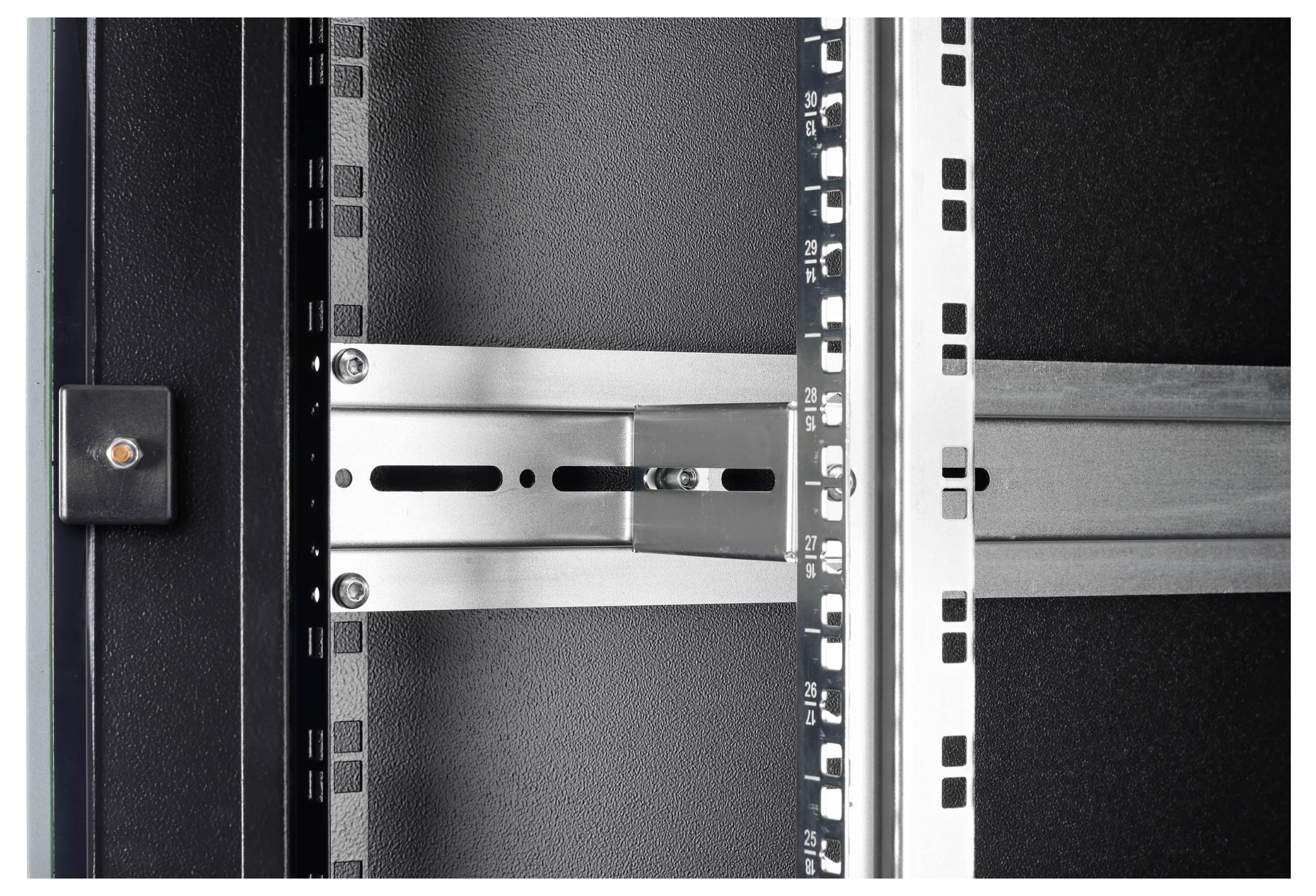 Eine Nahaufnahme einer Metall-Rackmontageklammer mit nummerierten Schlitzen, die üblicherweise zur Organisation und Sicherung elektronischer Geräte in Serverschränken verwendet wird.