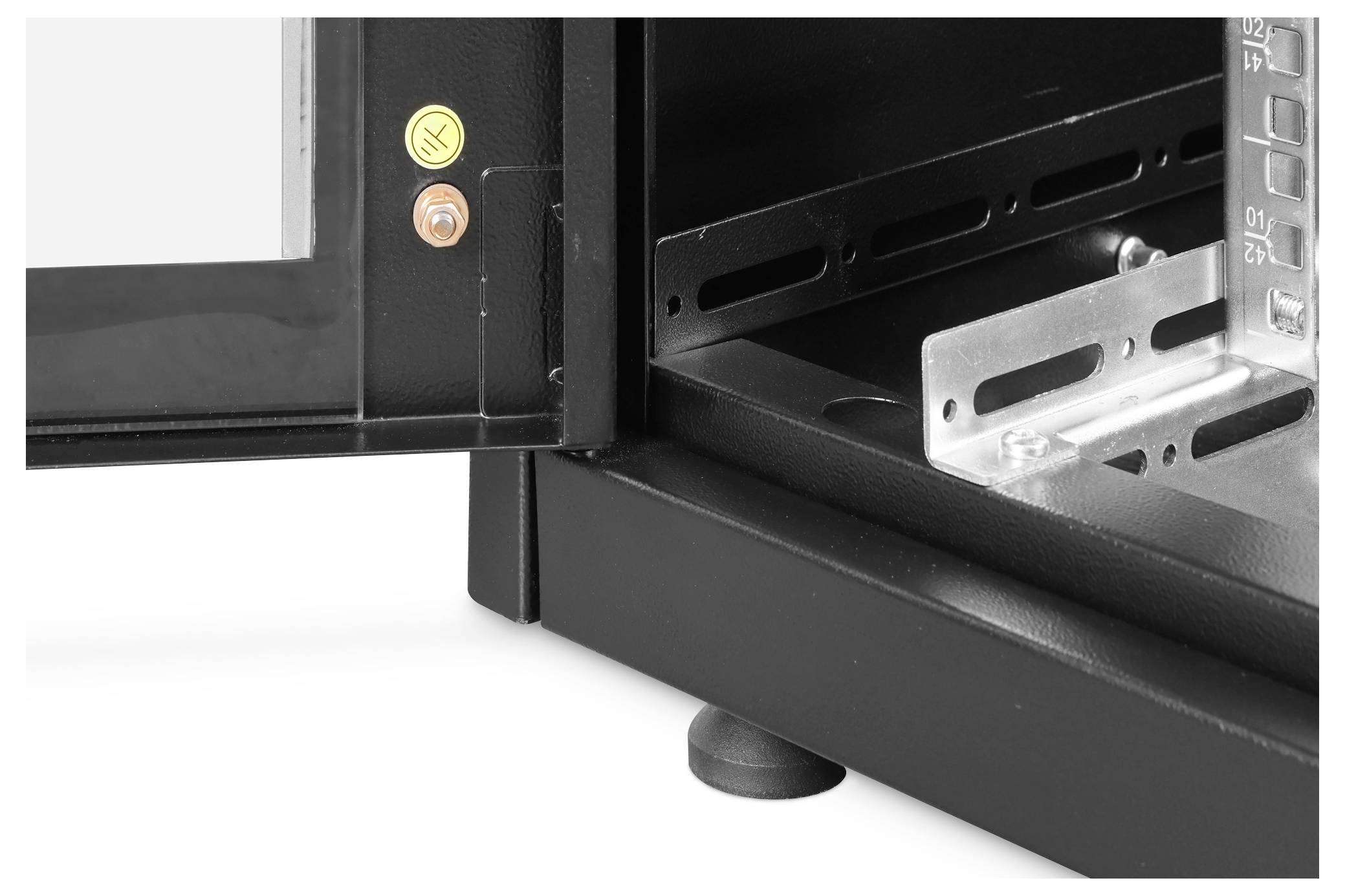 Nahaufnahme des Computergehäuse-Inneren mit offenen Seitenpaneel-Kanten, Schraubenbefestigungen und einer Metallhalterung.