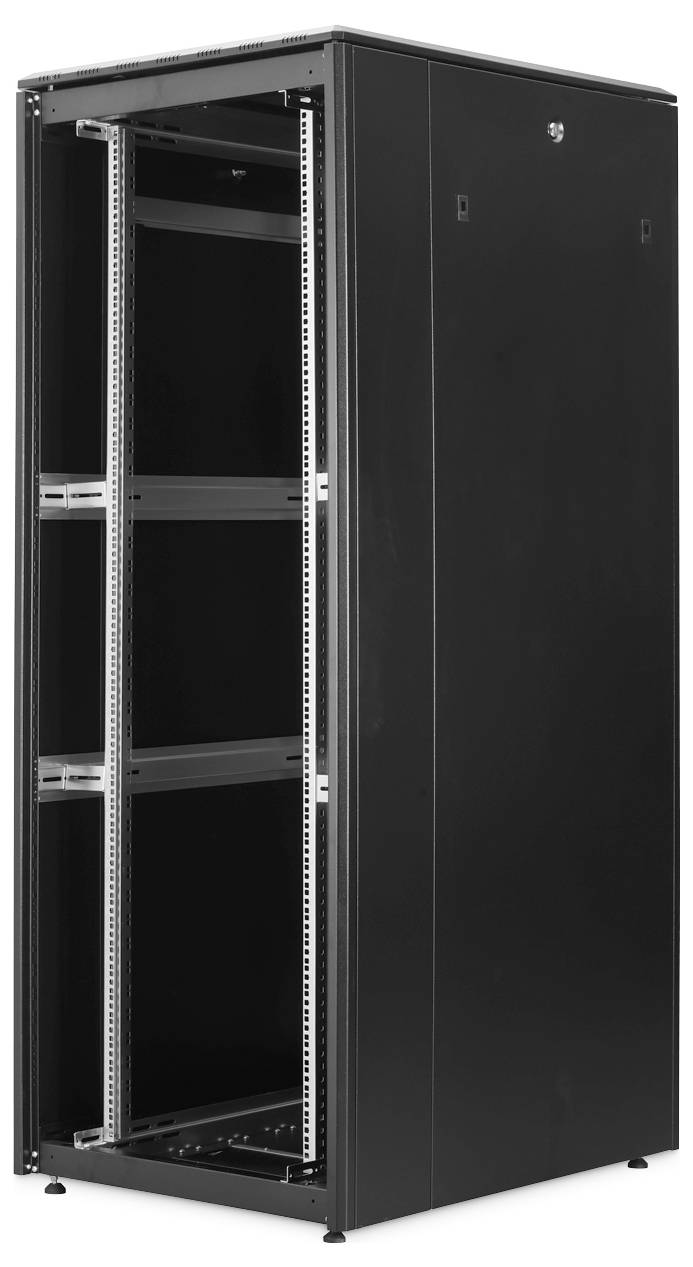 Schwarzes Server-Rack-Schrank mit Metallrahmen und verstellbaren Regalen, aufrecht stehend.
