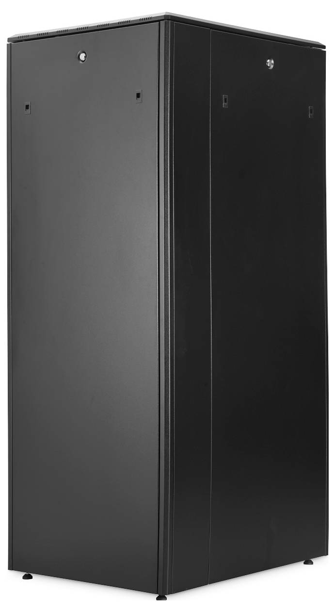 Ein großer, schwarzer Serverschrank mit schlichtem Äußeren, vor einem weißen Hintergrund platziert.