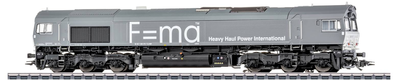 Eine Güterzuglokomotive mit der Aufschrift „F=ma, Heavy Haul Power International" steht auf einem Gleis. Die Lokomotive ist grau mit detaillierten Merkmalen.