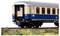 Ein Modelleisenbahnwagen auf einer Strecke, mit beige und blauen Farben, detaillierten Fenstern und einem sichtbaren Kopplungsbereich. Grasbewachsenes Gelände umgibt die Strecke.