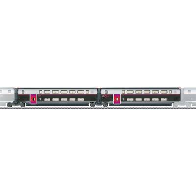 Ein moderner, eleganter Zug mit zwei verbundenen Waggons, ausgestattet mit großen Fenstern und einem roten Streifen, fährt auf einem Eisenbahngleis entlang.