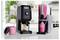 Eine elegante schwarze Kaffeemaschine mit digitalen Steuerelementen und ein Mixer gefüllt mit leuchtendrosa Smoothie auf einer Küchentheke, Pflanzen im Hintergrund.