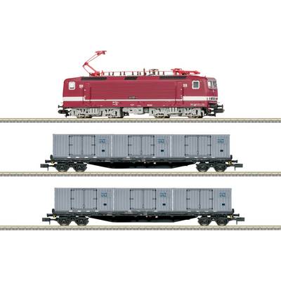 Eine rote Lokomotive zieht zwei blaue Güterwagen auf parallelen Gleisen.