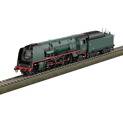 Eine grüne Dampflokomotive mit schwarzen und roten Details fährt auf einer Eisenbahnstrecke.