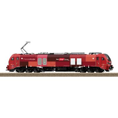 Eine rote Transflex Rail Cargo Group Zuglokomotive ist auf Gleisen zu sehen, mit modernem Design und kantigen Linien unter klarem Himmel.