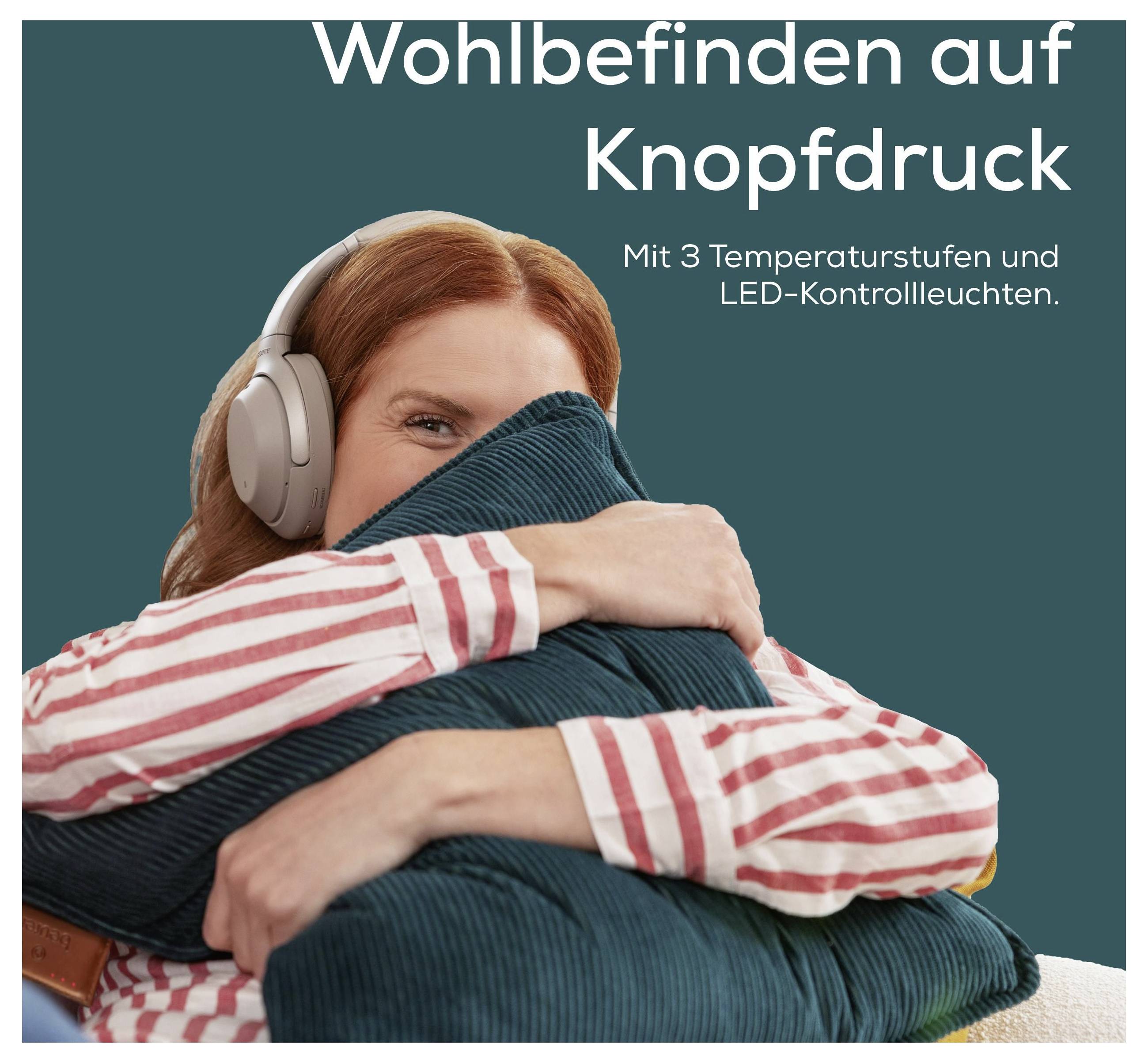 Person mit Kopfhörern, die ein Kissen umarmt. Text: „Wohlbefinden auf Knopfdruck. Mit 3 Temperaturstufen und LED-Kontrollleuchten."