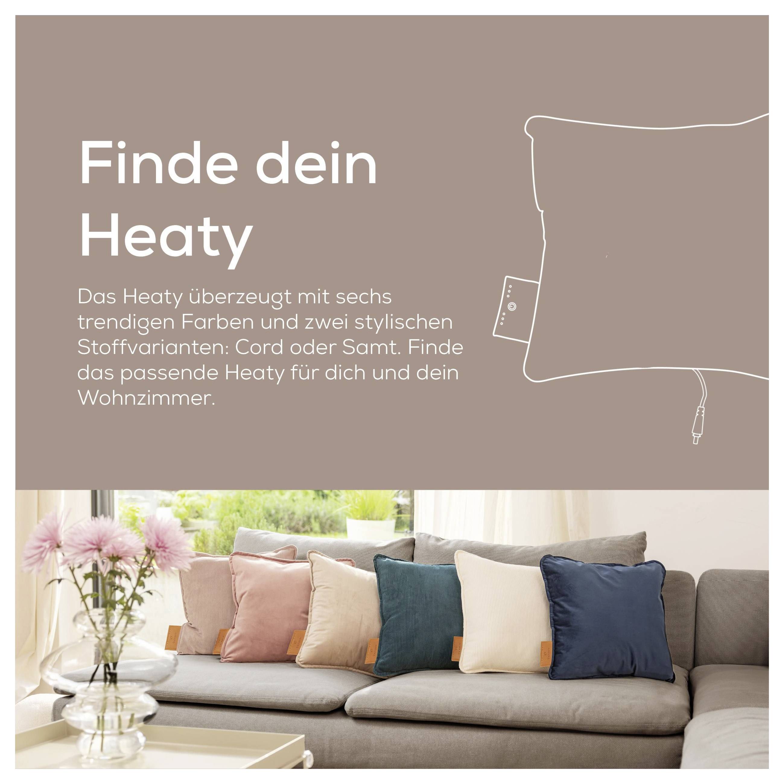 Kissen in verschiedenen Farben auf einem Sofa, mit Text, der Anpassungsoptionen für Ihren Wohnbereich bewirbt und die Stoffauswahl hervorhebt.