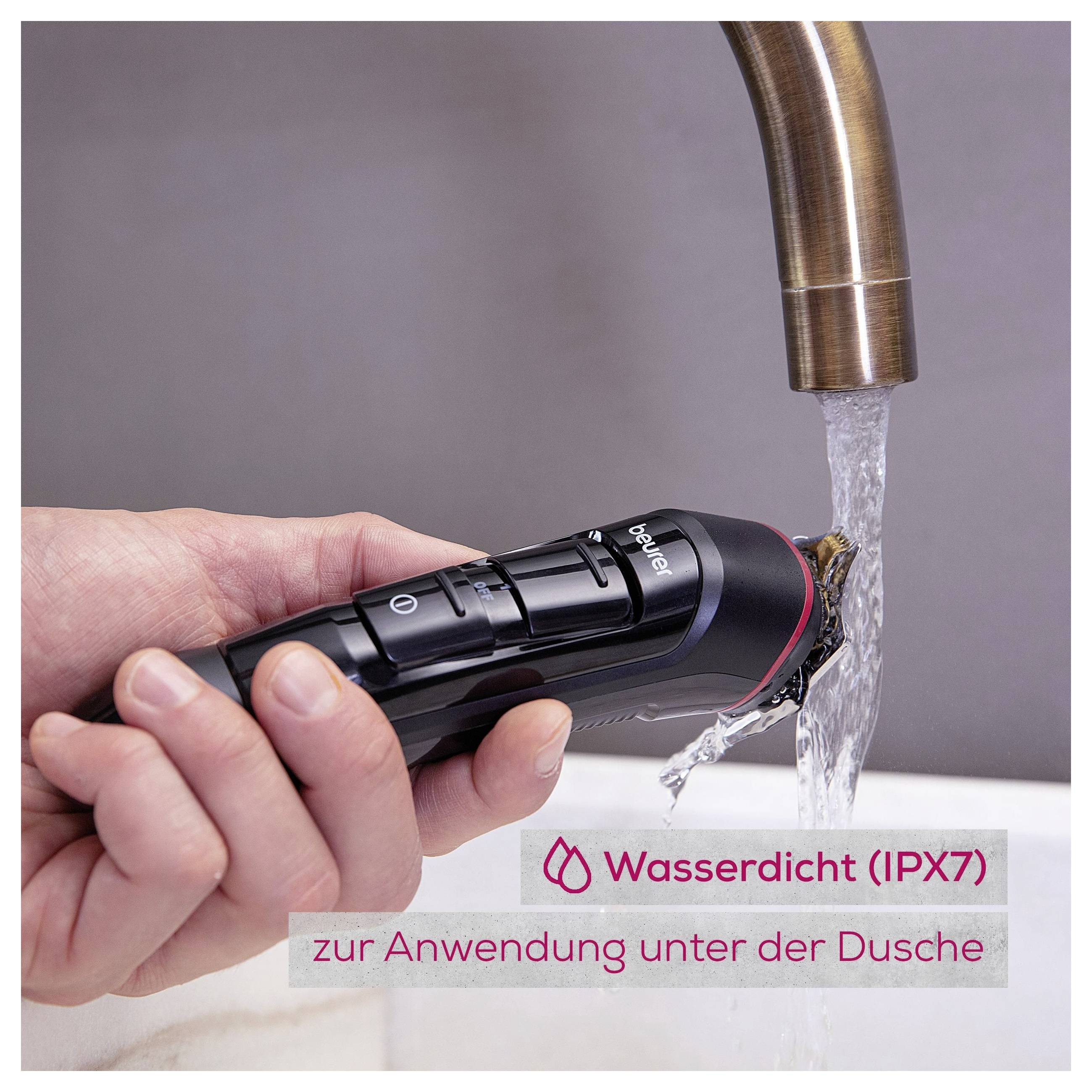 Eine Hand, die einen wasserdichten elektrischen Rasierer unter fließendem Wasser aus einem Wasserhahn hält, mit dem Text „Wasserdicht (IPX7) zur Anwendung unter der Dusche".