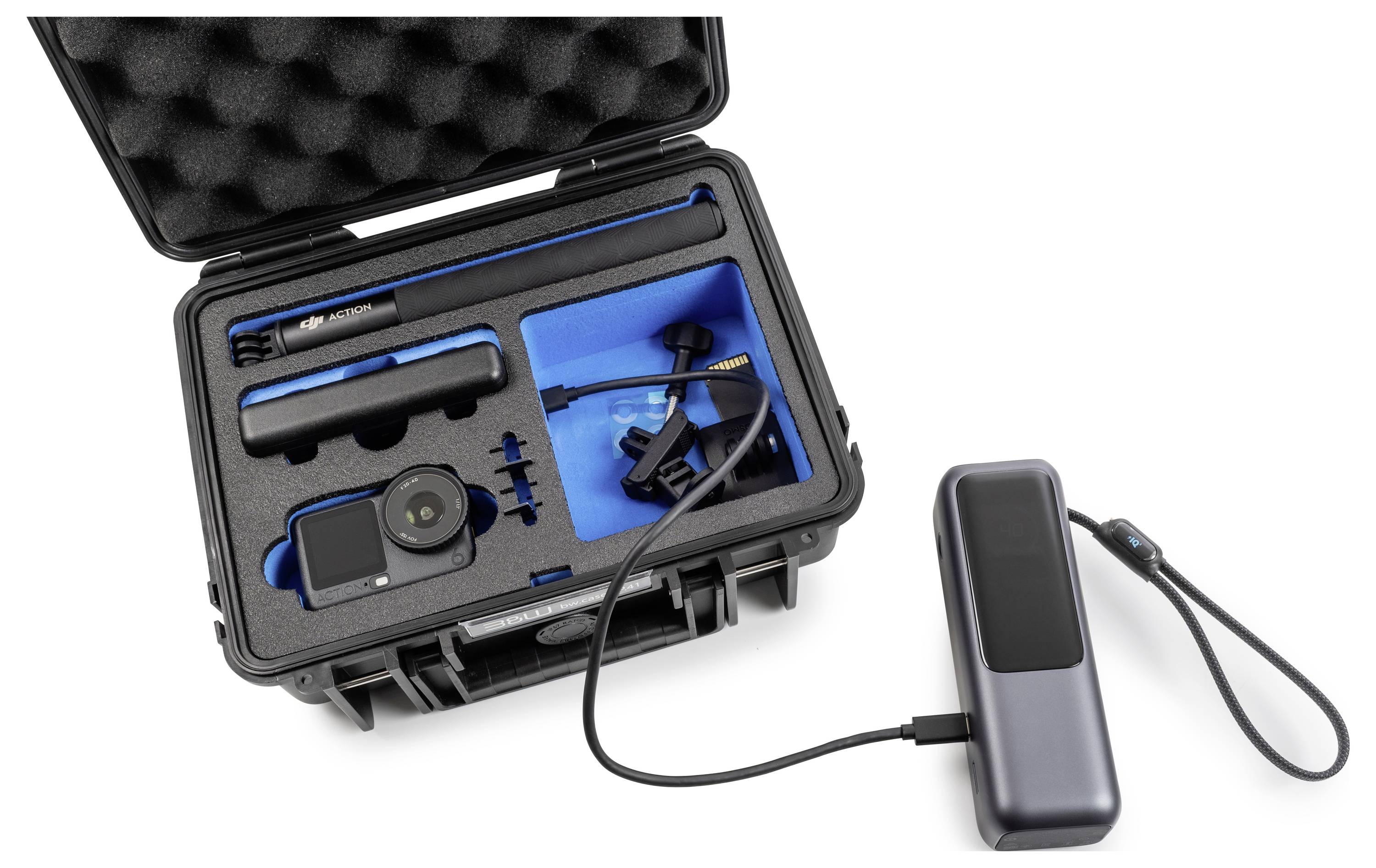 Ein tragbarer Action-Kamera-Set mit Zubehör in einem schaumstoffgepolsterten Koffer und einer separaten externen Batterie, die durch ein Kabel verbunden ist.