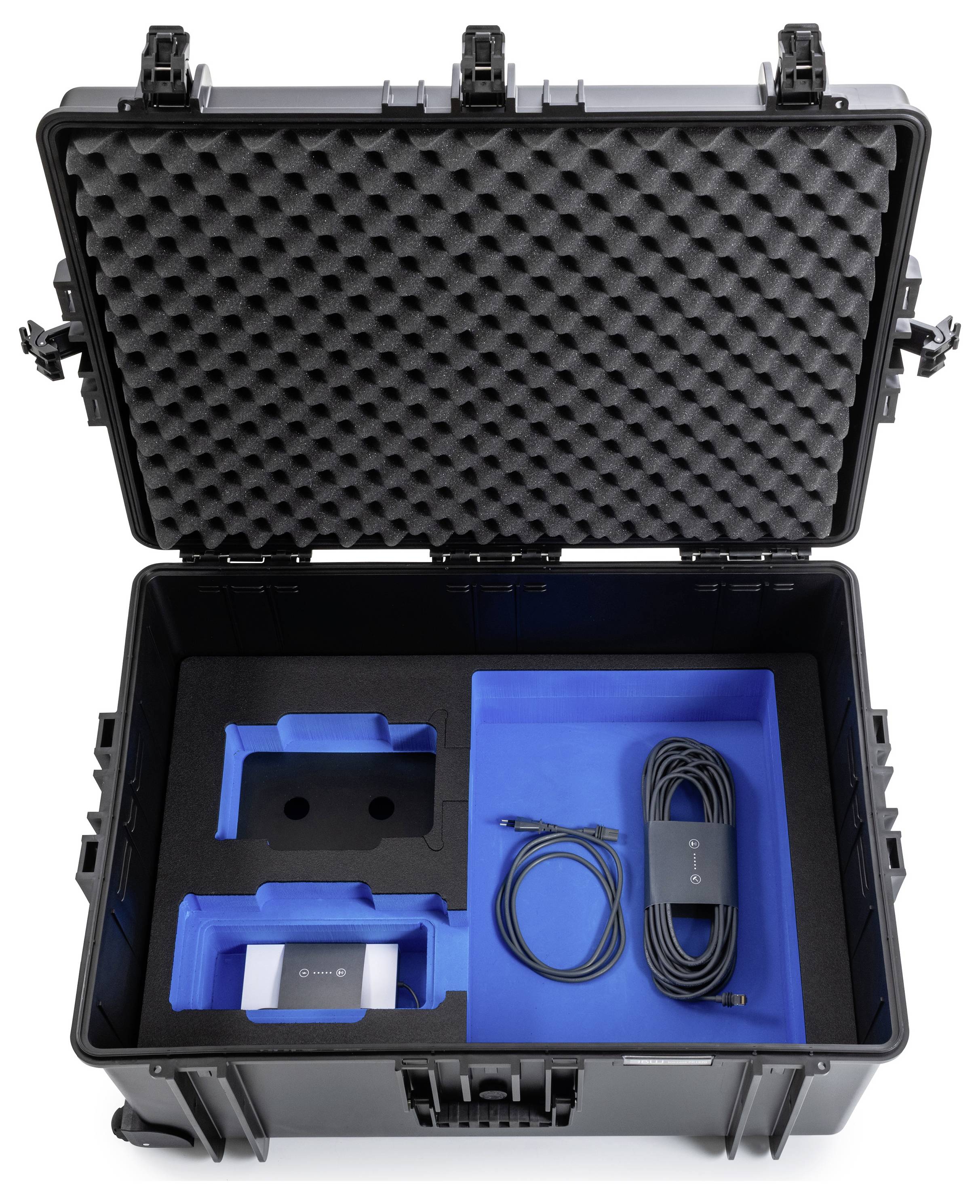 Ein offener schwarzer Schutzkoffer mit einem VR-Headset, Handgerät und Kabeln, die sicher in Schaumstoffkompartimenten untergebracht sind.