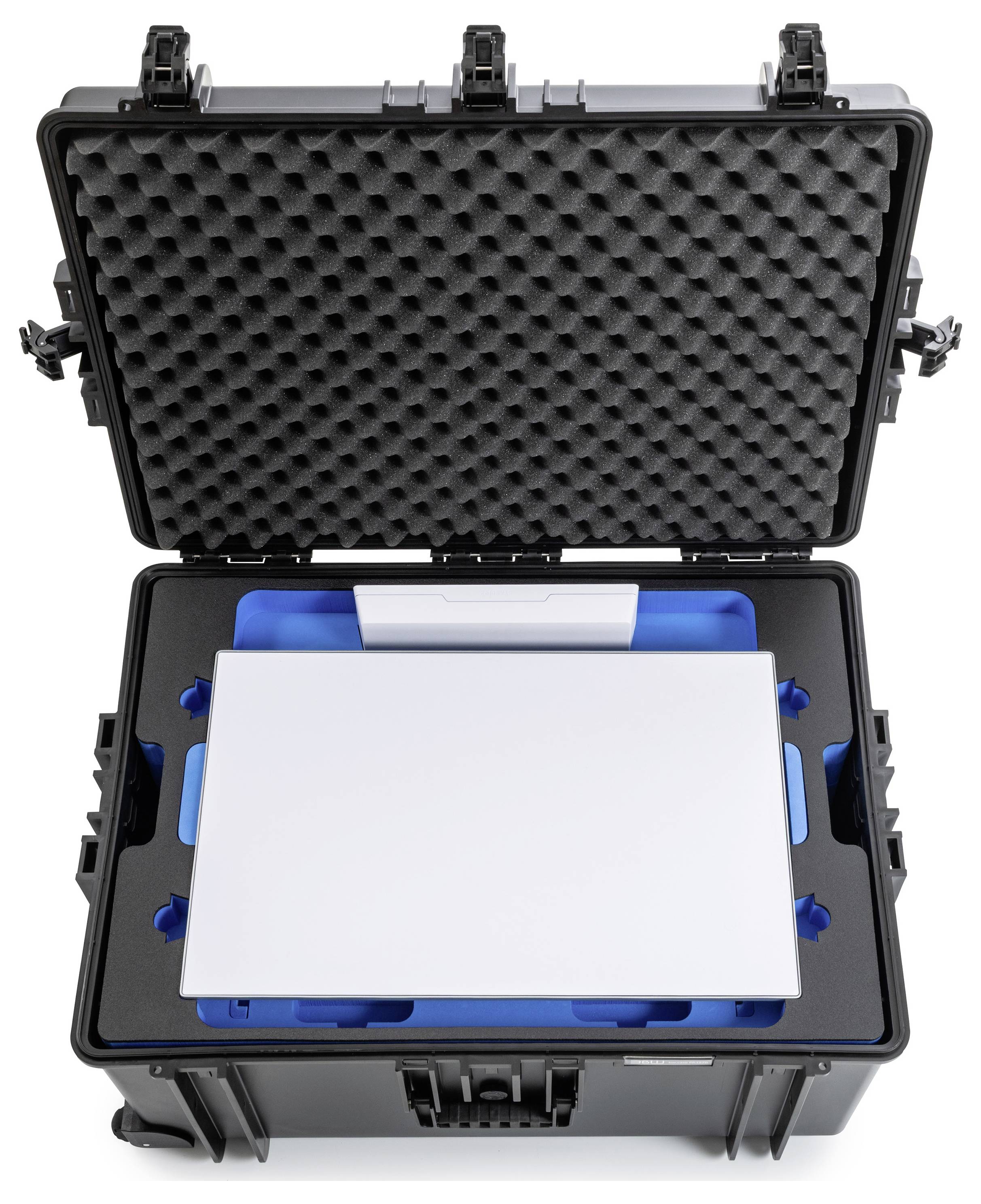 Ein Schutzkoffer mit Schaumstoffauskleidung, der einen Laptop in einer blauen Einlage enthält. Der Koffer ist offen und zeigt das Gerät im Inneren.