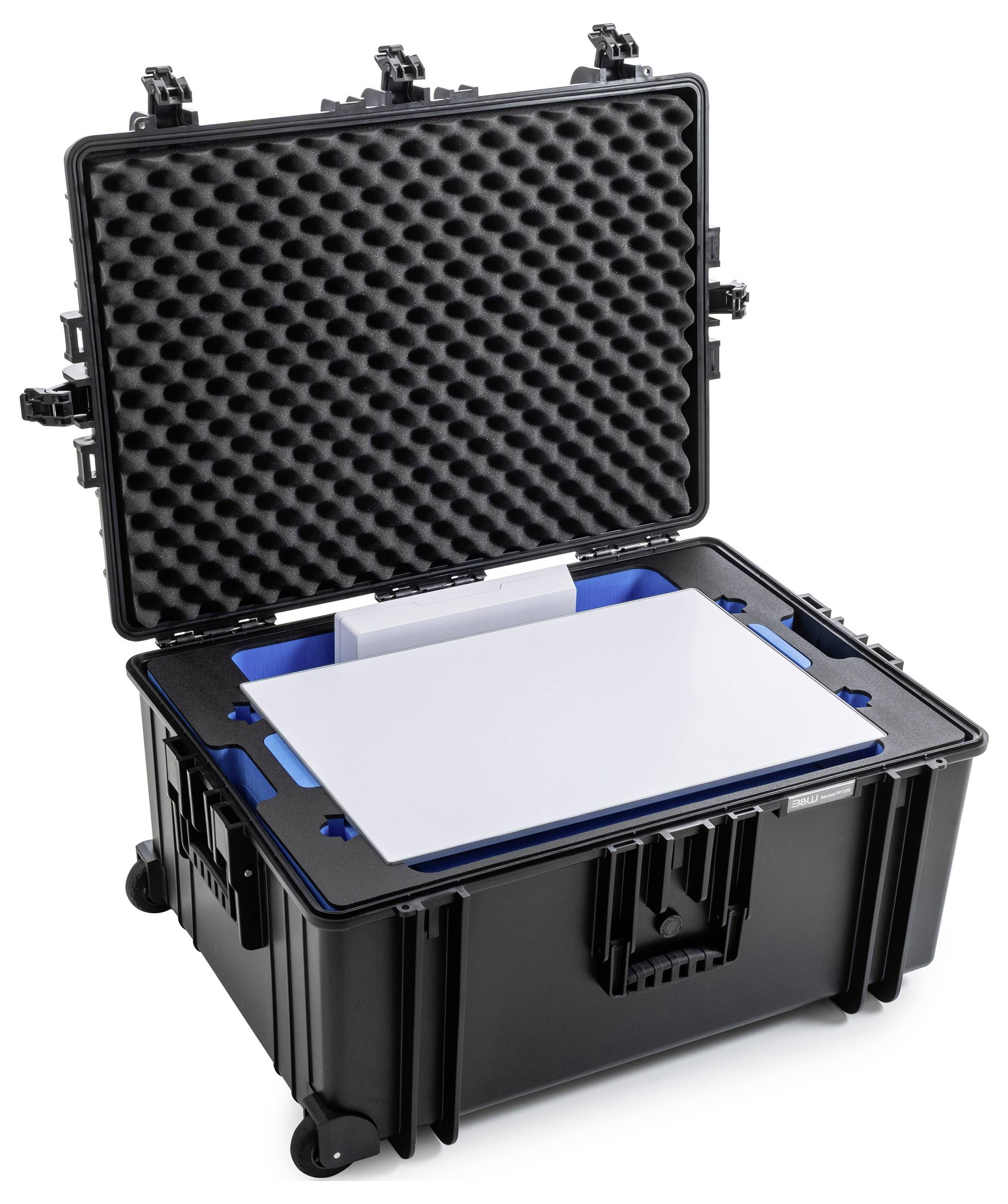 Ein schwarzer Hartschalenkoffer mit Schaumstoffpolsterung, offen, um das ordentlich organisierte Innere zu zeigen, das ein weißes Brett und verschiedene Fächer enthält.