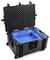 Ein langlebiges schwarzes Gehäuse mit geöffnetem Deckel, das maßgeschneiderte blaue Schaumstoffpolsterung im Inneren zeigt.