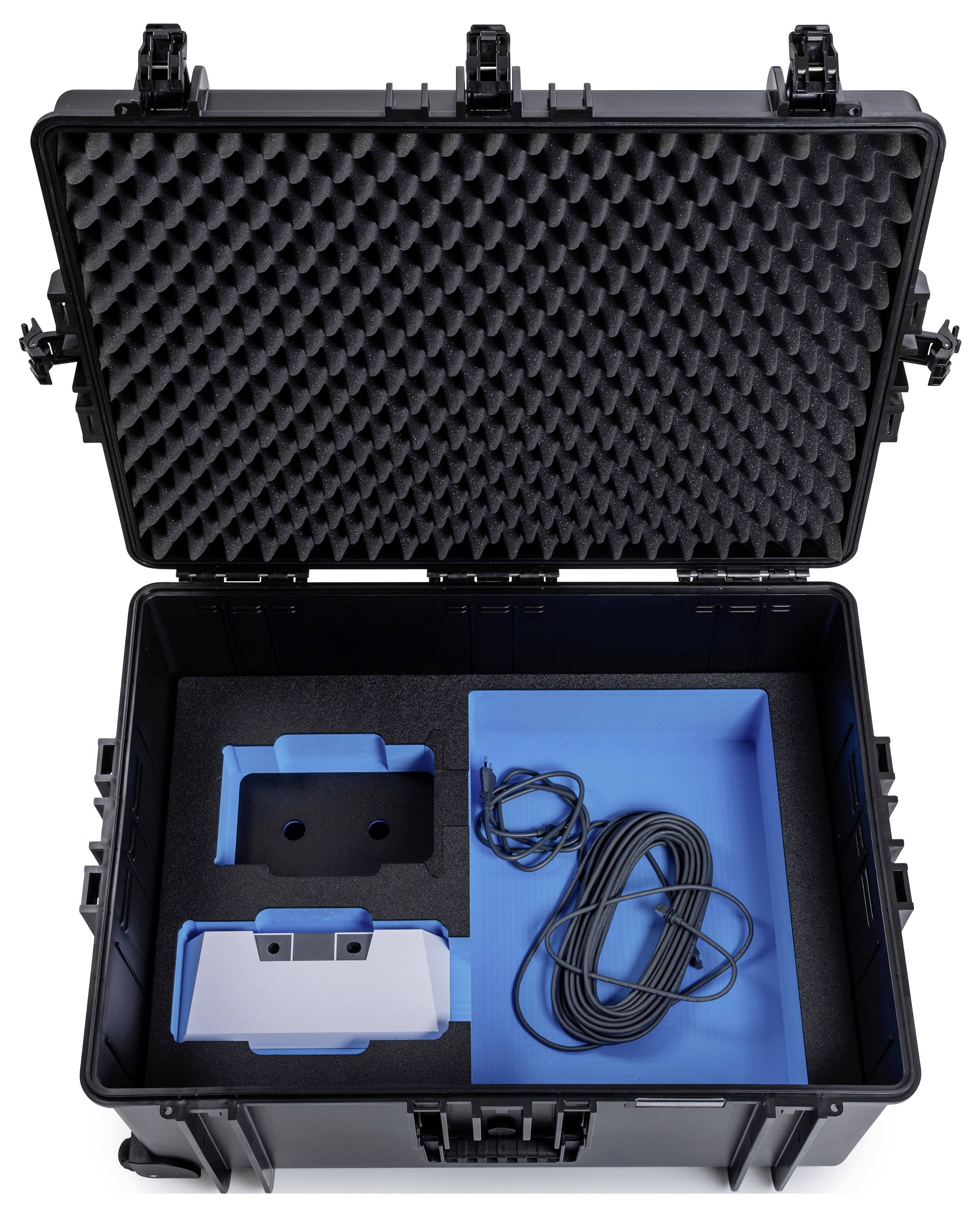 „Eine offene gepolsterte Schutztasche mit elektronischer Ausrüstung, einschließlich eines Geräts und eines aufgerollten Kabels, organisiert in maßgefertigten Schaumstoff-Fächern."