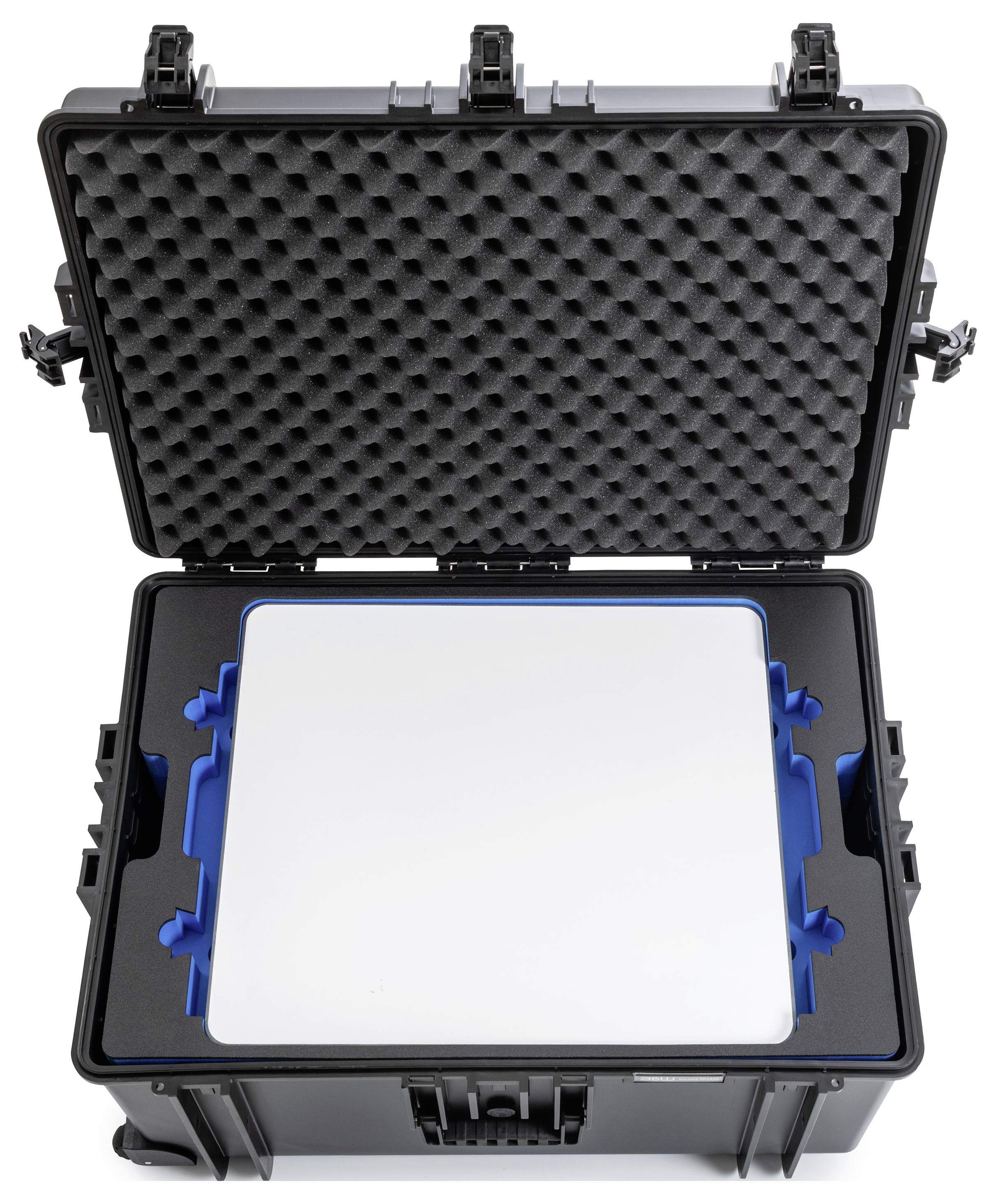 Ein schwarzer, hartschaliger Koffer mit Schaumstoffpolsterung enthält ein großes, flaches, rechteckiges Gerät mit blauem Rahmen. Der Koffer ist geöffnet und zeigt seinen Inhalt.