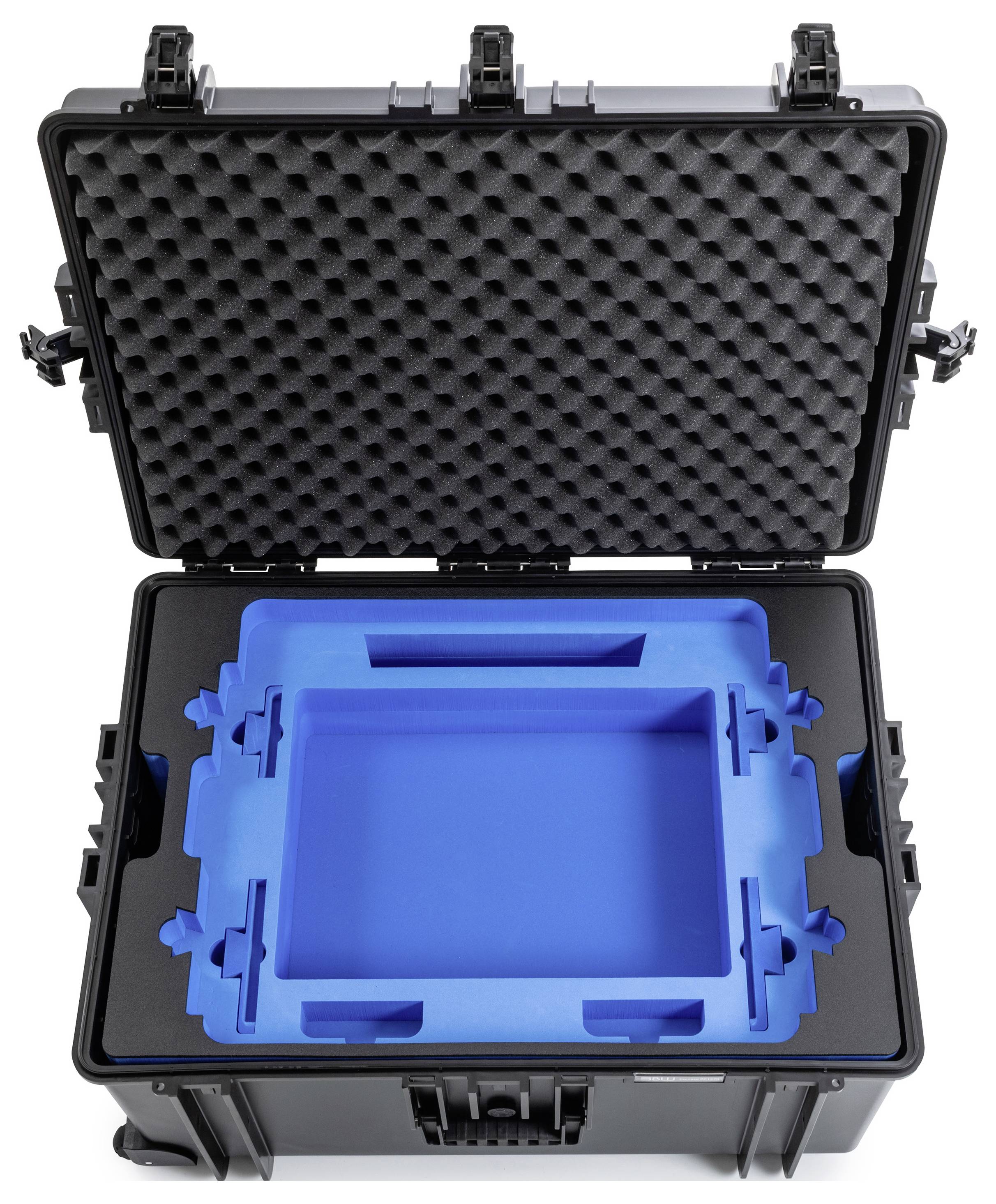 Ein schwarzer Schutzkoffer mit offener Abdeckung, der einen blauen Schaumstoffeinsatz zeigt, der zur sicheren Aufbewahrung von Ausrüstung oder Gegenständen konzipiert ist.