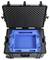 Ein schwarzer Schutzkoffer mit offener Abdeckung, der einen blauen Schaumstoffeinsatz zeigt, der zur sicheren Aufbewahrung von Ausrüstung oder Gegenständen konzipiert ist.