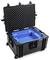 Ein schwarzes Schutzgehäuse mit offenem Deckel zeigt blaue Schaumstoffkompartimente im Inneren, die zum sicheren Transport und zur Lagerung empfindlicher Ausrüstung konzipiert sind.