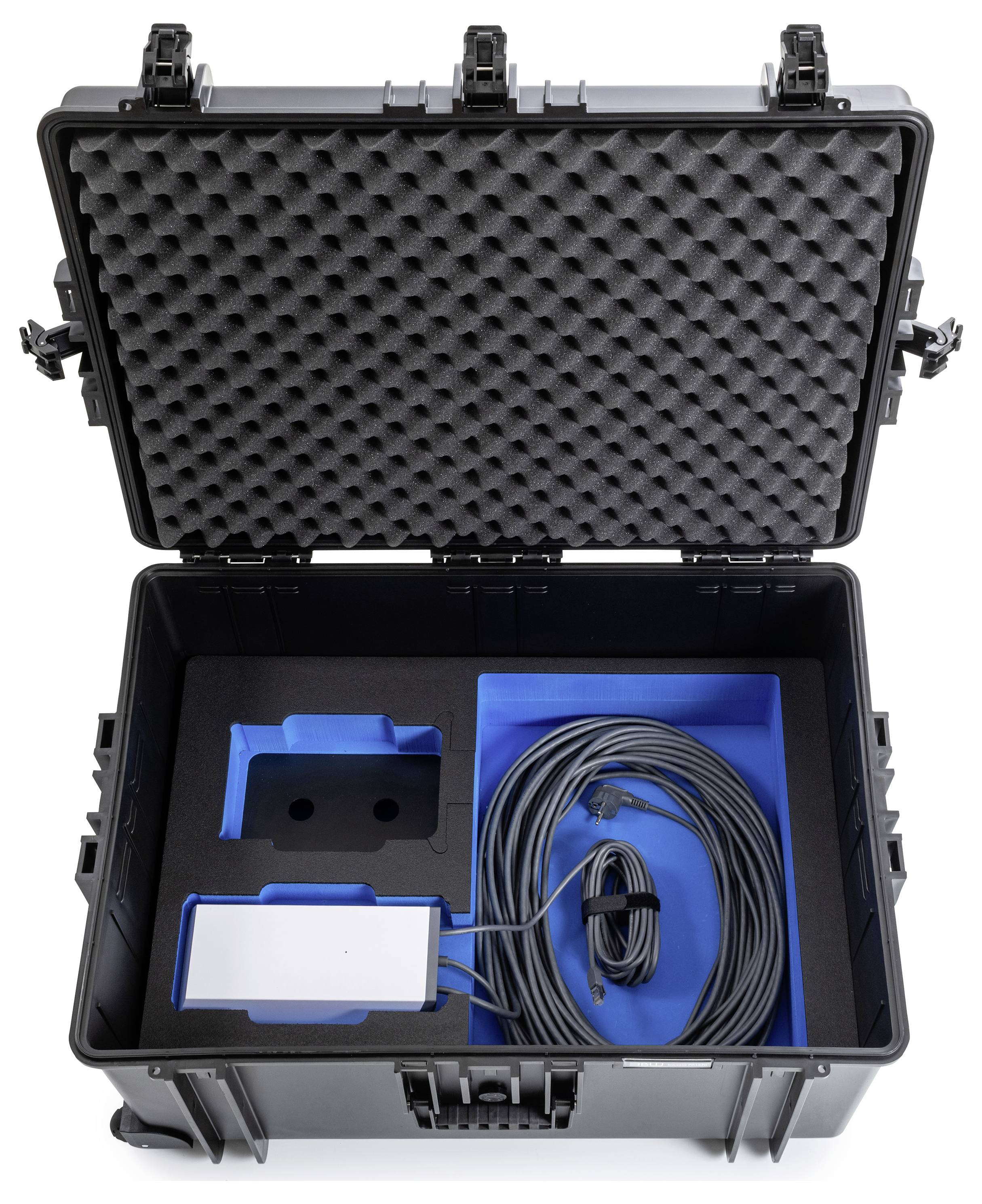 Ein schwarzer Hartschalenkoffer mit Schaumstoffpolsterung enthält ein weißes rechteckiges Gerät und ein aufgerolltes Kabel, die in präzisen Ausschnitten organisiert sind.