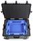 Ein offener schwarzer Schutzkoffer mit blauer Schaumstoffeinlage, entwickelt zum sicheren Verstauen von Ausrüstung. Der Deckel ist mit gepolsterter Schaumstoffauskleidung versehen.