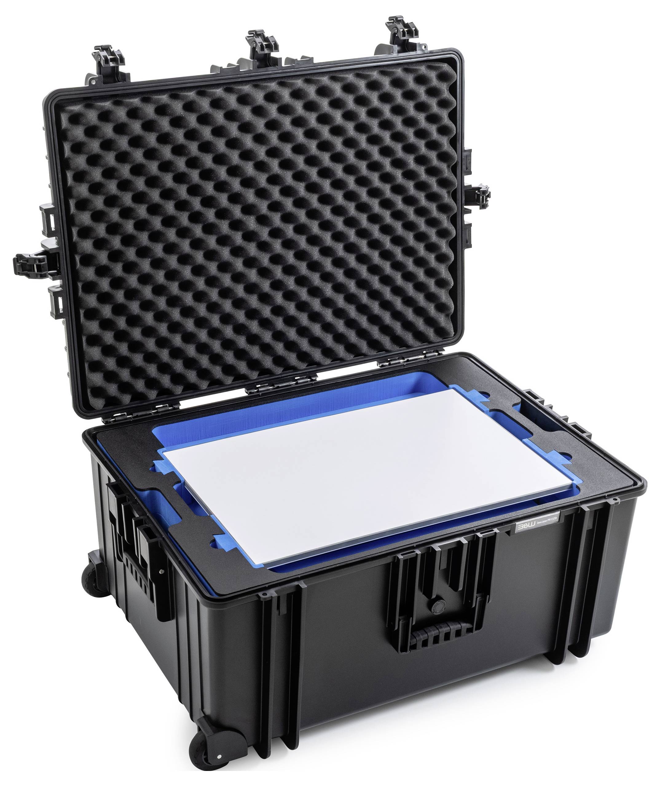 Schwarzes Schutzgehäuse mit geöffnetem Deckel, das Schaumstoffpolsterung und ein Whiteboard im Inneren zeigt, das zum sicheren Transport von Gegenständen entwickelt wurde.