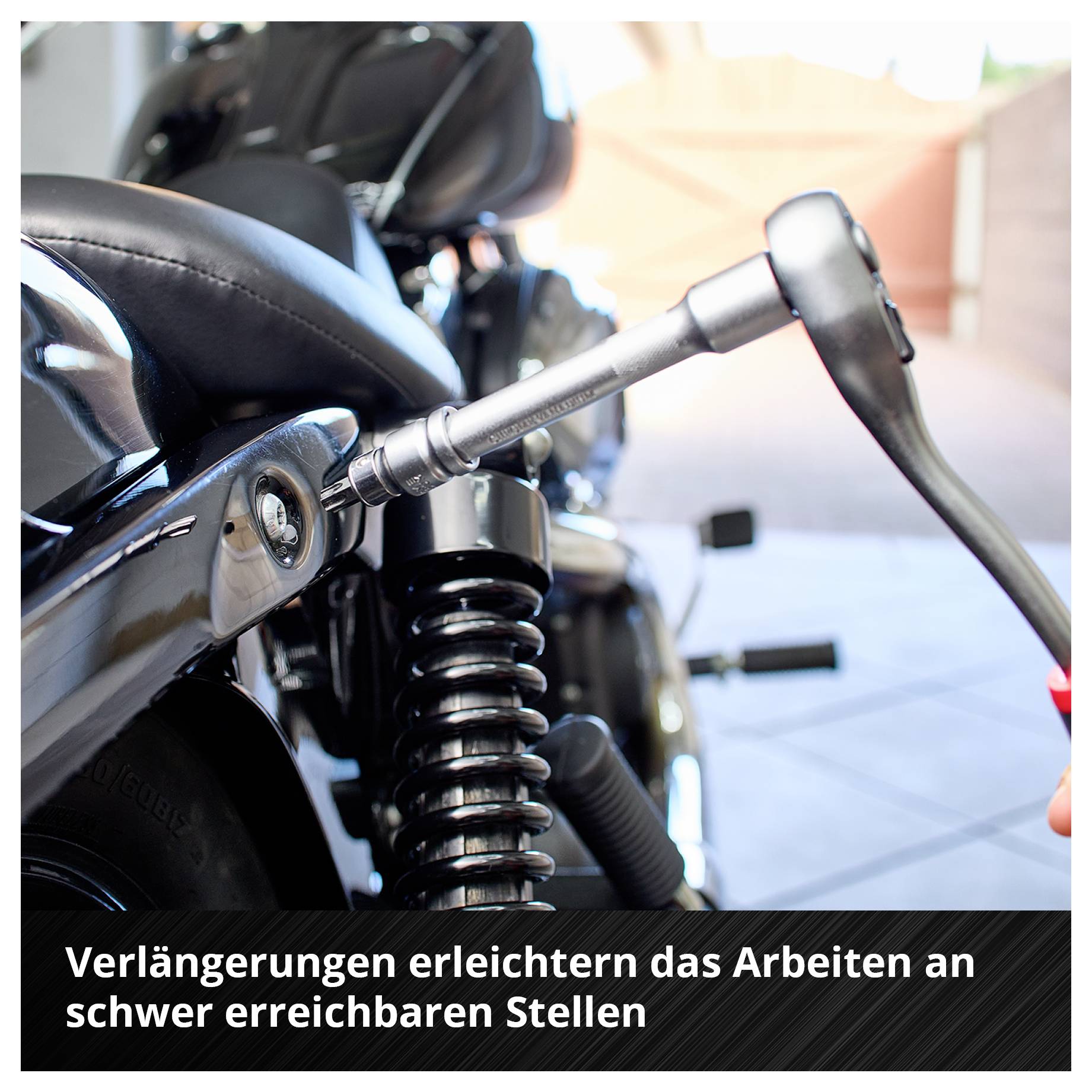 'Verlängerungen erleichtern das Arbeiten an schwer erreichbaren Stellen.' Eine Verlängerung wird an einem Motorrad montiert.