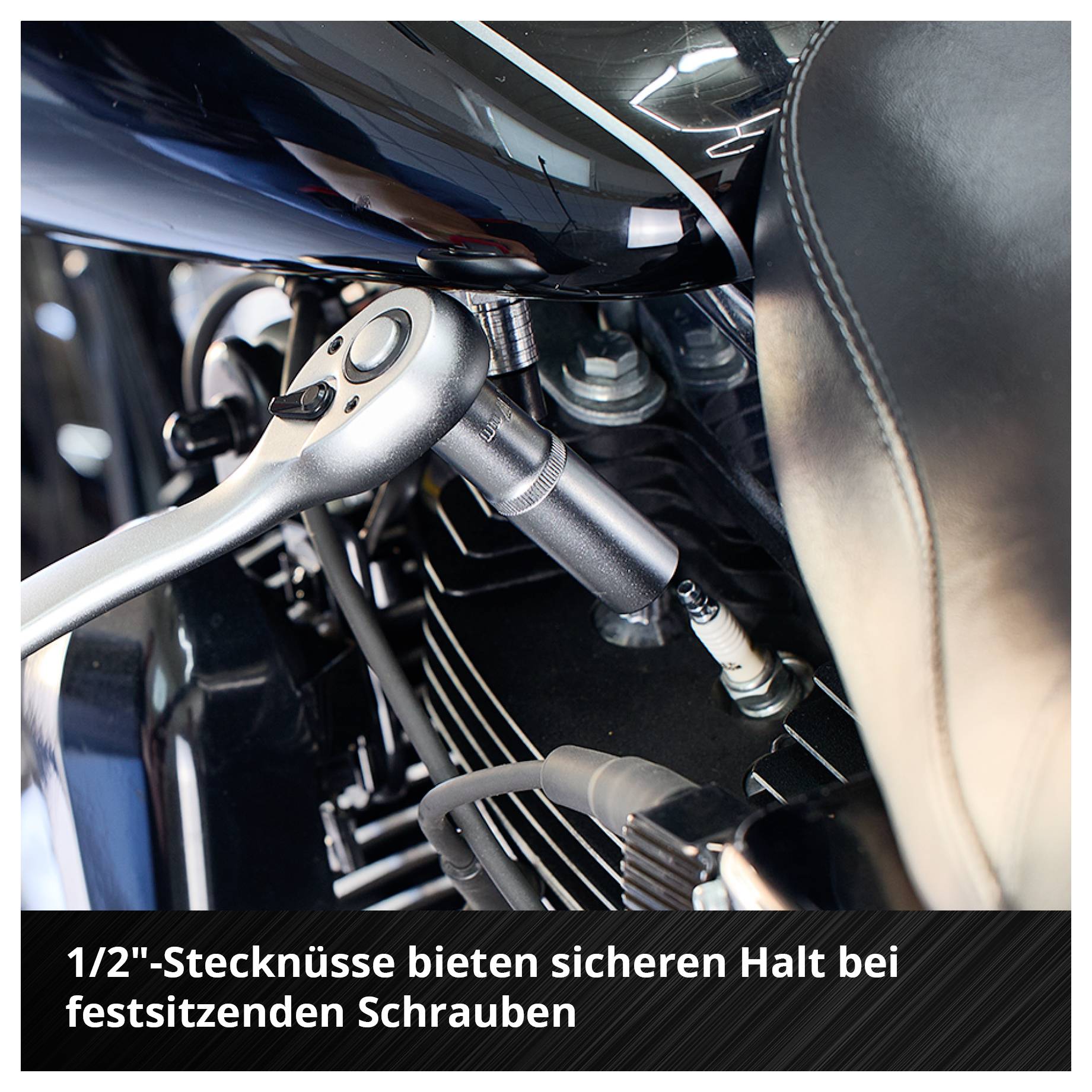 Ein silberner 1/2"-Steckschlüssel zieht eine Schraube an einem Motorrad fest. Text: '1/2"-Stecknüsse bieten sicheren Halt bei festsitzenden Schrauben'.