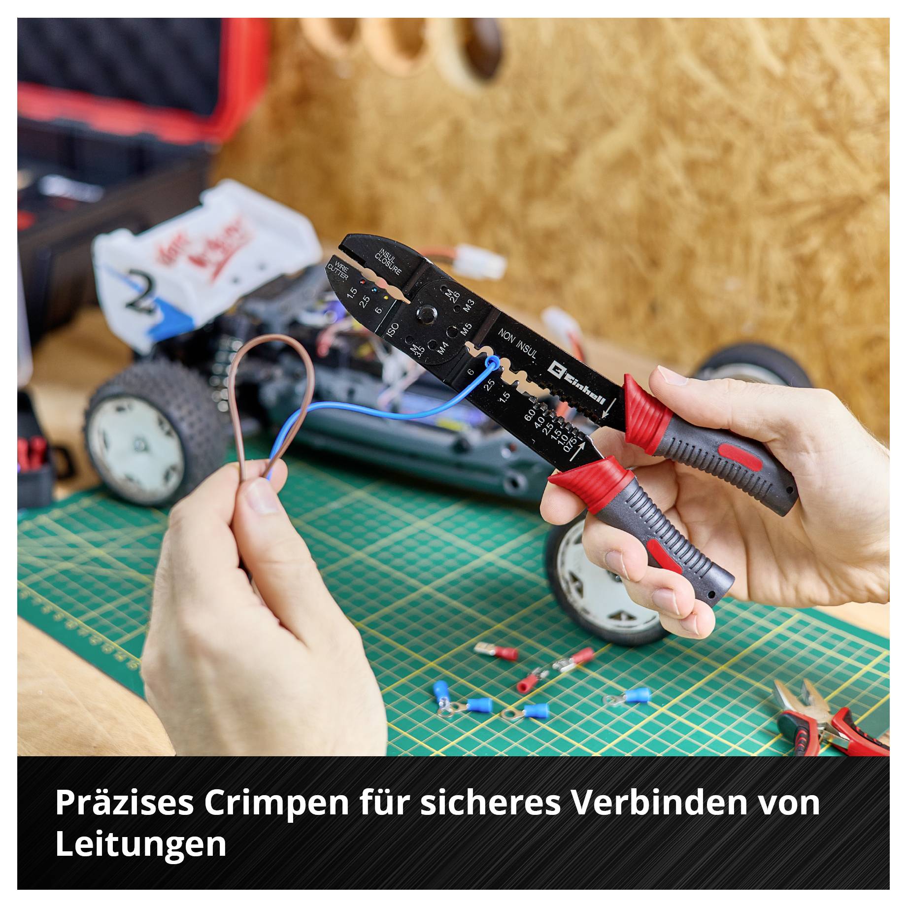 'Eine Hand hält einen Draht und eine Zange zum Crimpen; im Hintergrund ein Modellauto. Text: Präzises Crimpen für sicheres Verbinden von Leitungen.'