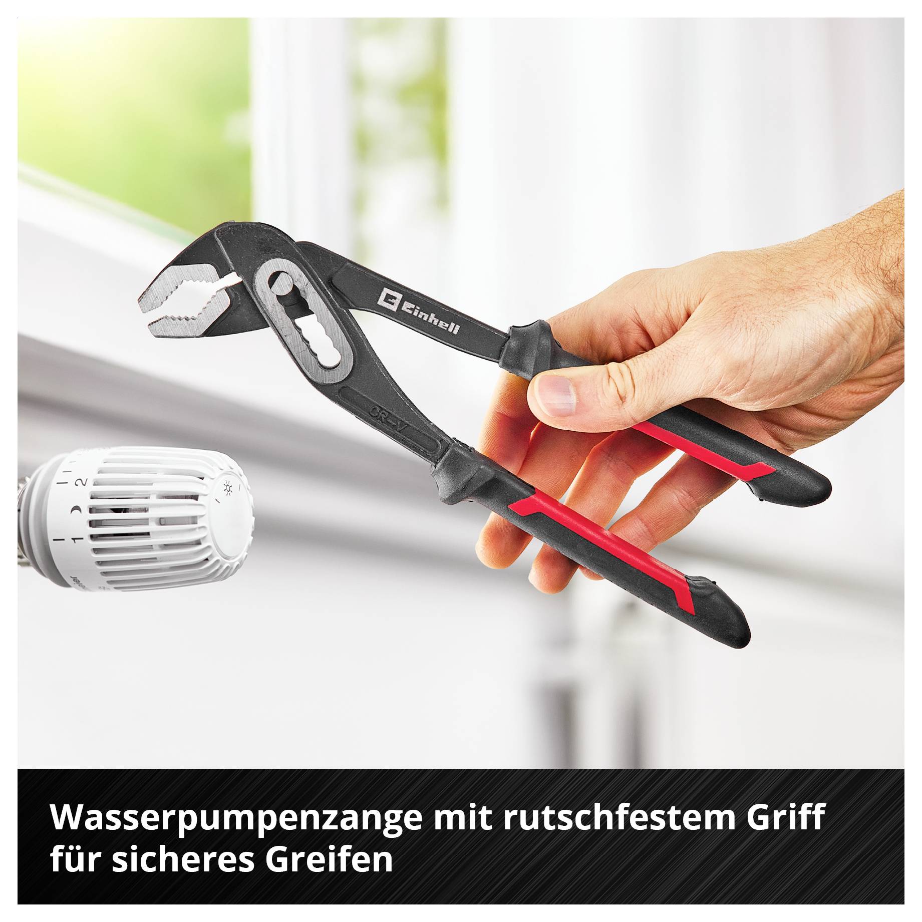 Wasserpumpenzange wird zum Greifen eines Heizungsventils verwendet. Text: 'Wasserpumpenzange mit rutschfestem Griff für sicheres Greifen'.