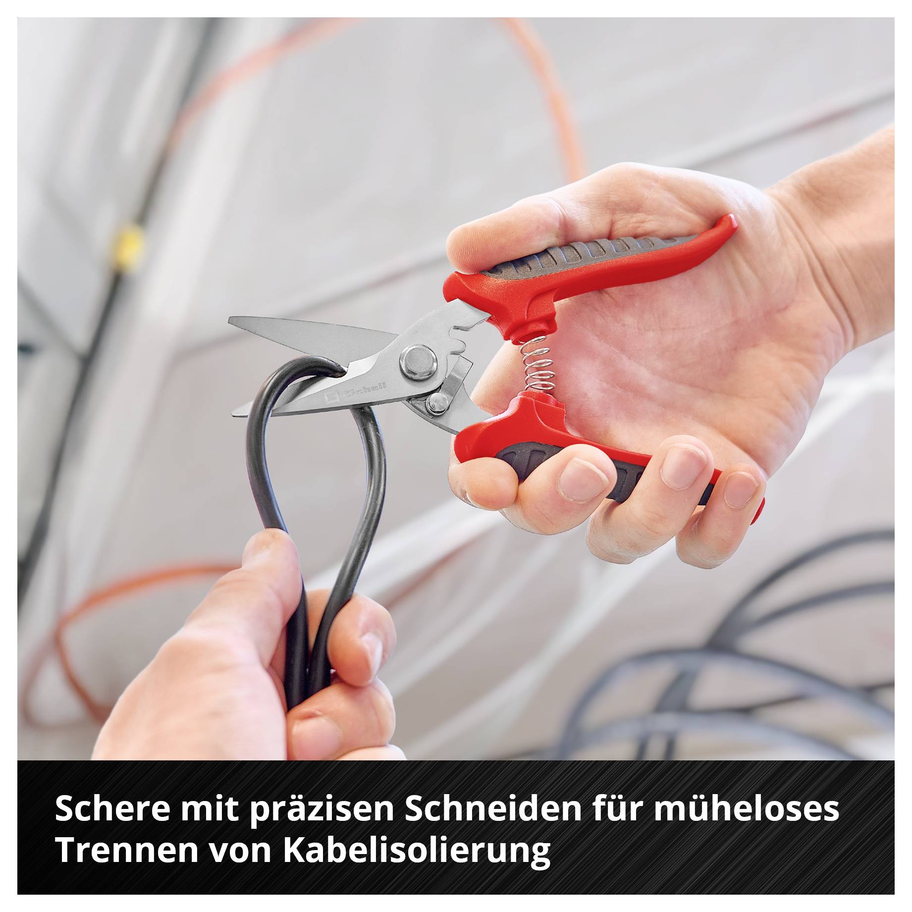 Eine Hand hält eine spezielle Schere mit rotem Griff, die eine Kabelisolierung präzise schneidet. Text: 'Schere für müheloses Trennen von Kabelisolierung'.