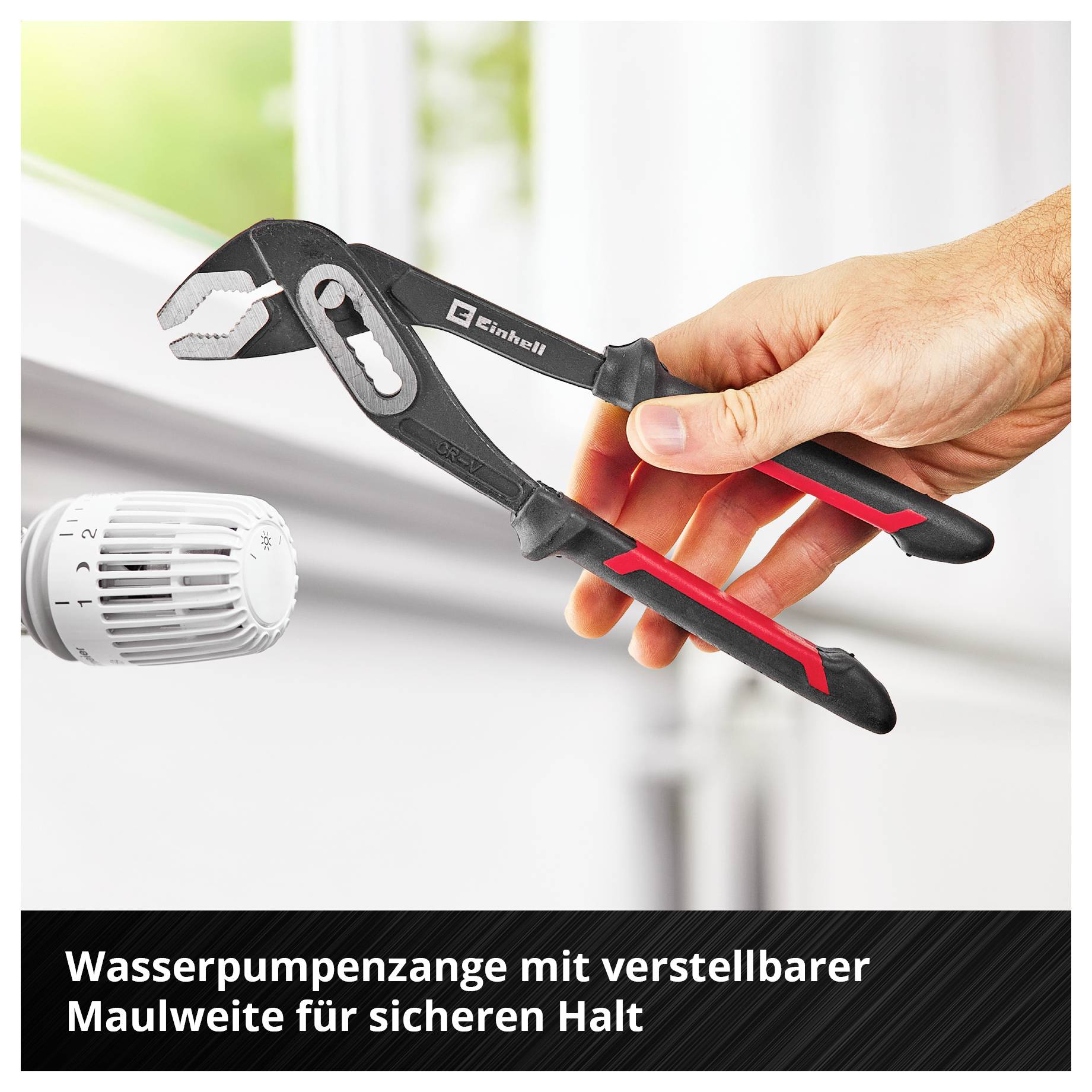 Ein Computermonitor zeigt einen leuchtend roten Bildschirm mit einer futuristischen Roboterfigur und einem Logo, begleitet von dem Text „For Those Who Dare".