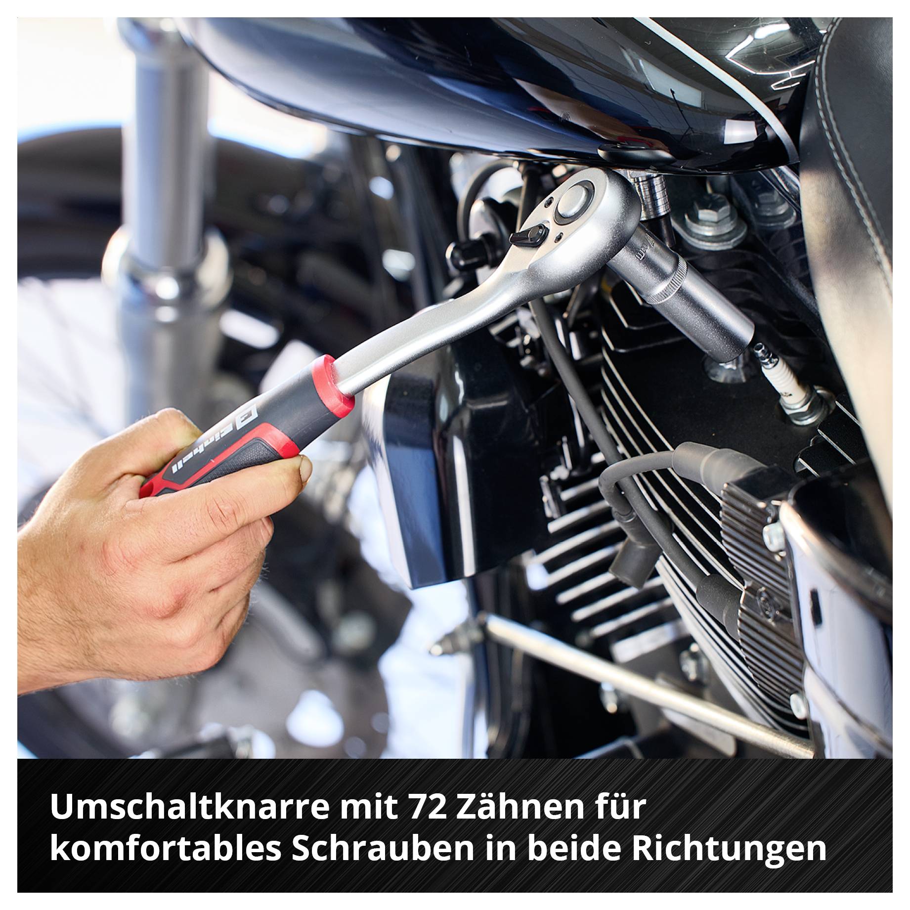 'Eine Hand benutzt eine Umschaltknarre mit 72 Zähnen an einem Motorradmotor. Text: Umschaltknarre mit 72 Zähnen für komfortables Schrauben in beide Richtungen.'