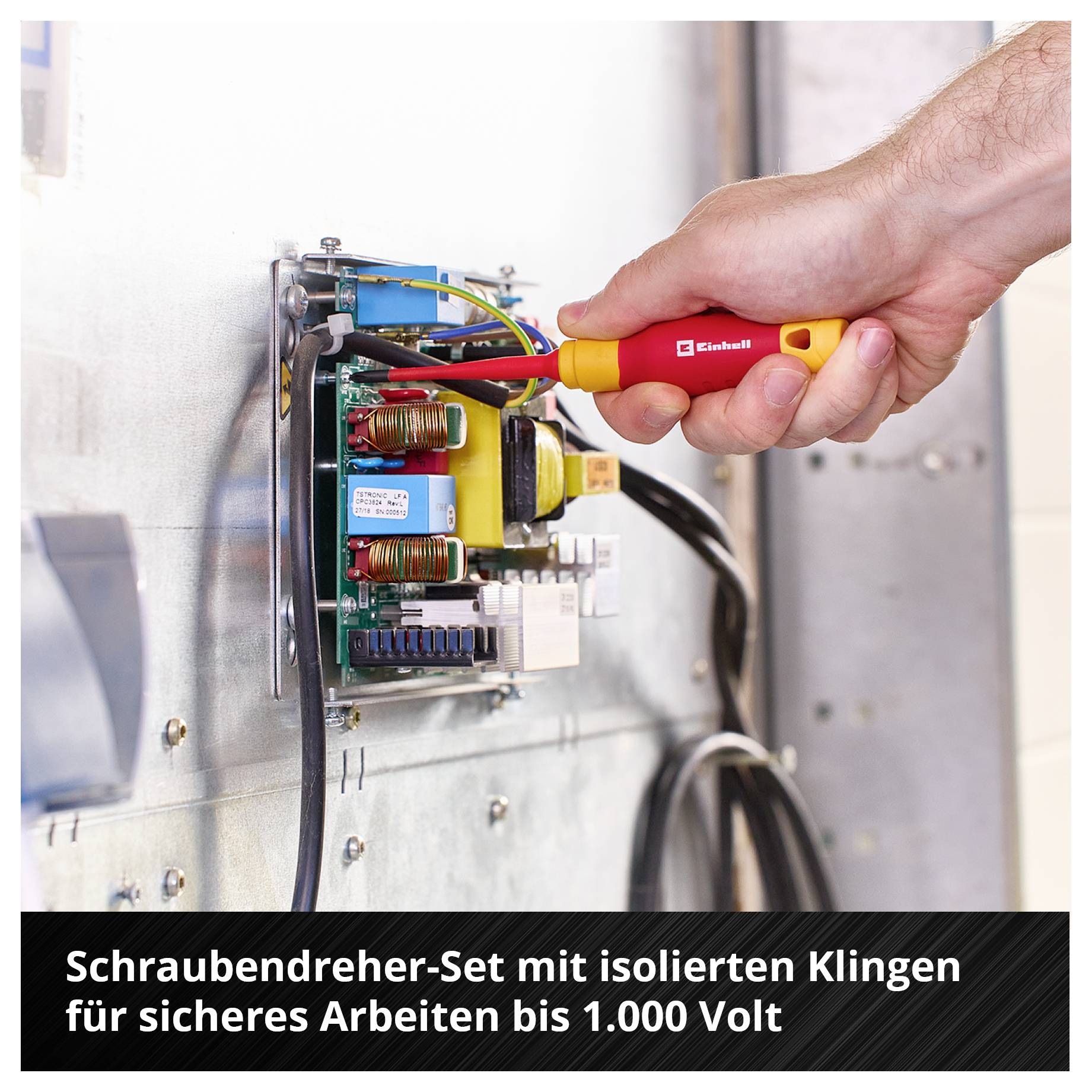 'Hand hält isolierten Schraubendreher an elektronischer Schaltung.'