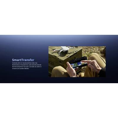 'SmartTransfer'-Funktion: Teilen Sie Drohnen-4K-HDR-Fotos sofort über Wi-Fi in sozialen Medien. Das Bild zeigt eine Person, die ein Smartphone neben einer Drohne benutzt.