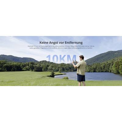 Ein Mann benutzt ein Fernbedienungsgerät in einer üppigen Landschaft mit Hügeln und einem See. Der Text auf Deutsch hebt eine Reichweite von 10 km mit fortschrittlicher Technologie hervor.