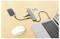 „10 Klicks" wird über einem USB-Hub angezeigt, der mit einem Laptop verbunden ist. Der Hub hat eine tragbare Festplatte und einen USB-Stick angeschlossen, mit einer kabellosen Maus in der Nähe.