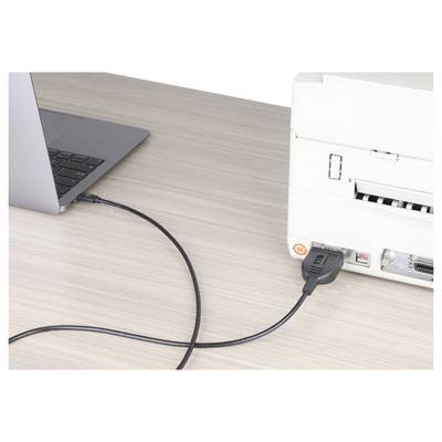 Ein Laptop ist über ein Kabel mit einem Drucker verbunden, der sich auf einem Holzschreibtisch befindet und zeigt eine Druckeinrichtung.